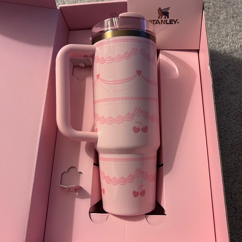 Stanley pink velvet cake 30oz tumbler - Valentine’s Day 2026 limited edition - Picture 2 of 3